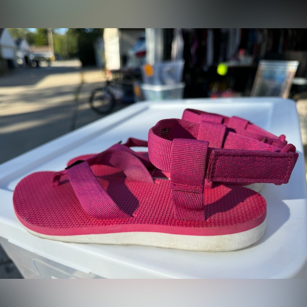 Teva Hot Pink Strappy Outdoor Sandals size 7 euc